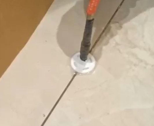 乐业瓷砖空鼓维修公司专业解答瓷砖在铺贴过程中，如果没有涂抹均匀到位的粘结材料（如水泥砂浆或瓷砖胶），可能会导致以下问题