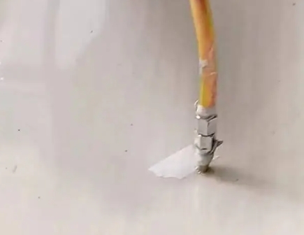 乐业瓷砖空鼓维修公司专业解答在瓷砖铺贴过程中，如果使用的砂料过粗（如全部使用了粗砂），可能会导致以下问题